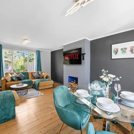 Modern 3 Bedroom House With Free Parking Bristol