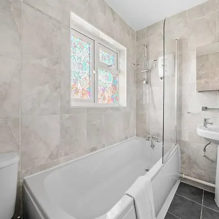 Modern 3 Bedroom House With Free Parking Holiday home *
