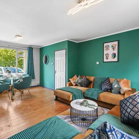 Modern 3 Bedroom House With Free Parking Bristol