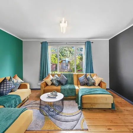 Modern 3 Bedroom House With Free Parking *