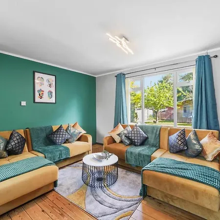 Modern 3 Bedroom House With Free Parking