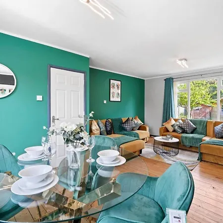 Modern 3 Bedroom House With Free Parking Holiday home Bristol