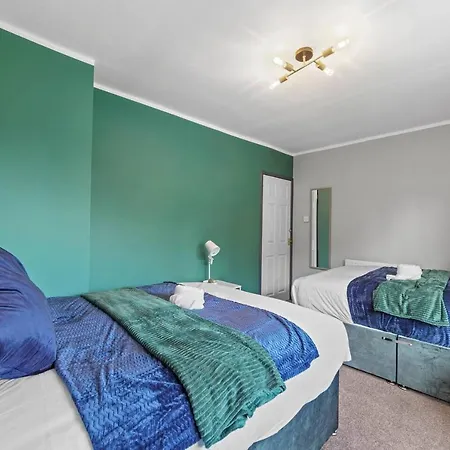 Modern 3 Bedroom House With Free Parking Holiday home *