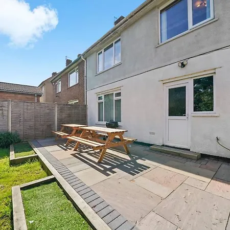 Modern 3 Bedroom House With Free Parking * Bristol