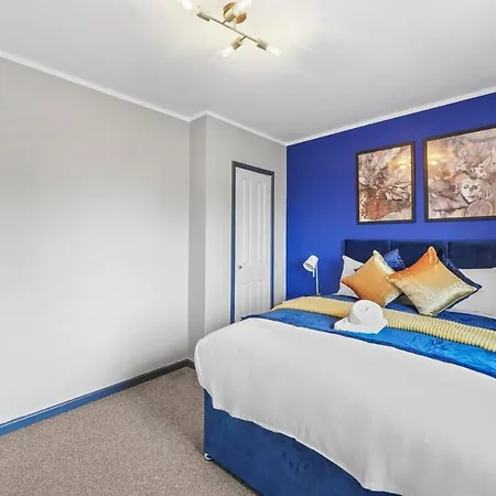 Modern 3 Bedroom House With Free Parking Holiday home *