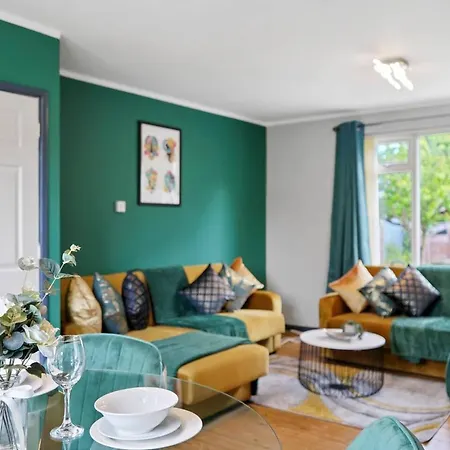 Modern 3 Bedroom House With Free Parking * Bristol